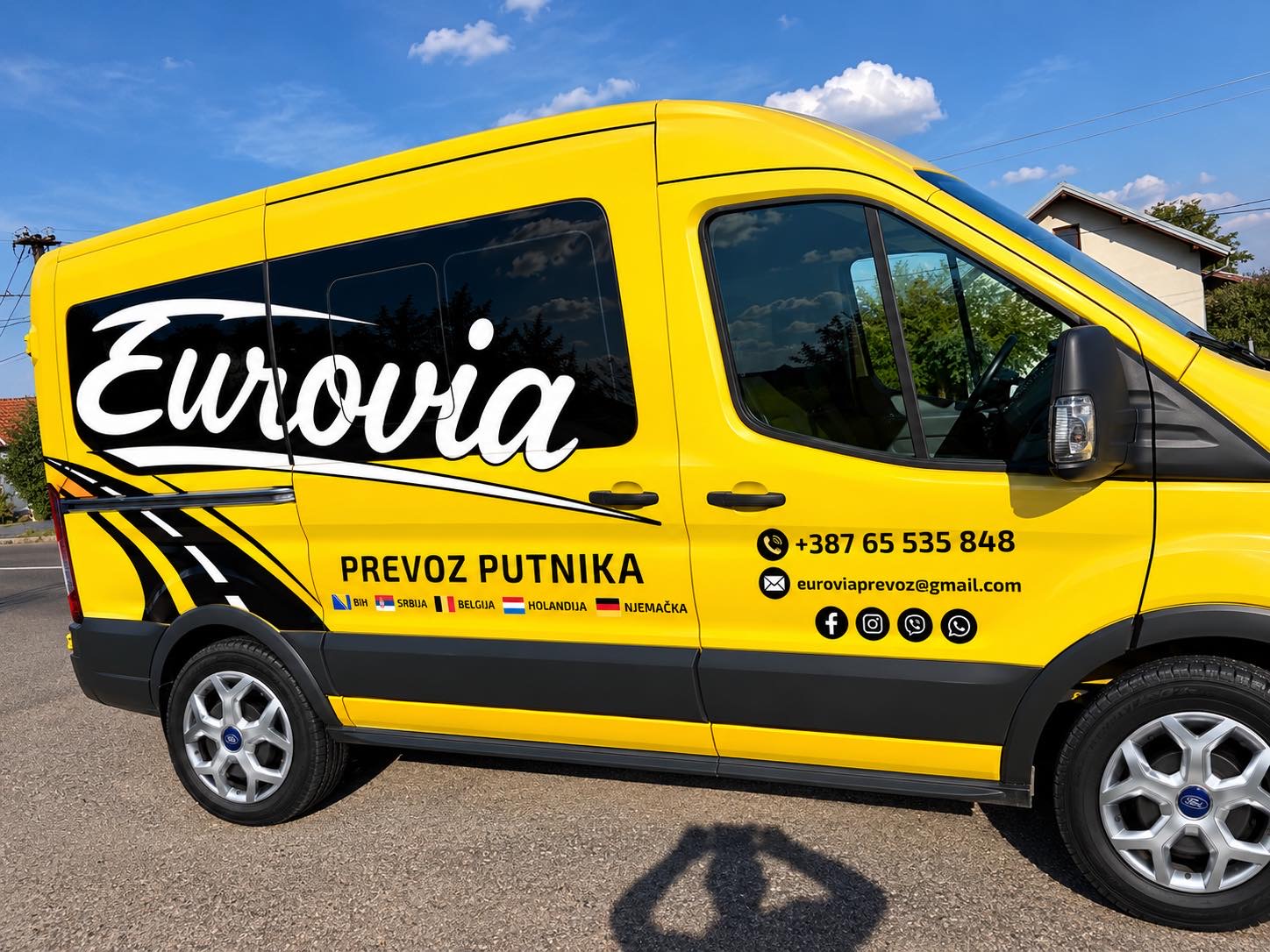Žuti EUROVIA kombi za prevoz putnika